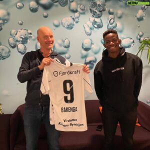 Bård Tufte Johansen Instagram - Sesongens siste NyttpåNytt. Jeg fikk endelig bestemme gjest. Selveste @mbakenga.  Norges kuleste og mest sjarmerende ballspiller.  Ble så satt ut av gaven at jeg glemte smekken #flaut. @nyttpaanytt @oddsbk
