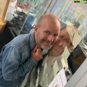 Bård Tufte Johansen Instagram - Starter dagen med en corona klem fra @nille.soerensen.  Hun luktet nydelig av post-it lapp.