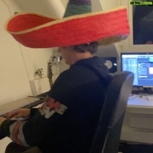 Bård Ylvisåker Instagram - Writing new songs. This one is about lost love and how we must accept all sides of life - even when it hits you in the face at the worst time possible. It’s called “bananananananana”
.
📷: @chrisloc