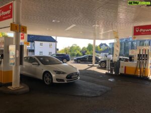 Bård Ylvisåker Instagram - @elonmusk Random Norwegian gas station 2018