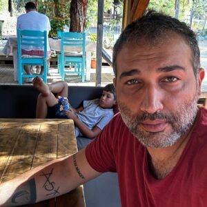 Barış Atay Instagram - Bir gün yine çılgınlar gibi eğlenirken 😊