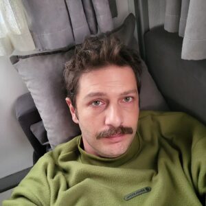 Barış Aytaç Instagram - Küçük bir set günlüğü 
1 kayıt. 2 oyunculuğun % si. 3 iyi saatte olsunlar. 4 necefli maşrapa.