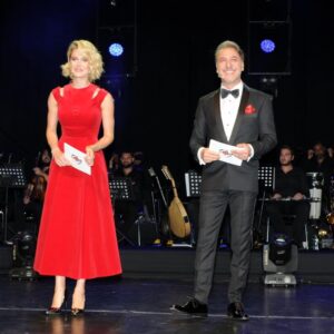 Barış Falay Instagram - @togvakfi  yararına, @caganirmak1 yönetmenliğinde ve @mostproduction yapımcılığında düzenlenen gecede sevgili @burcubiricik ile berarber birbirinden değerli sanatçıları sunmak ve naçizane bir de şarkı söylemekten büyük onur duydum.