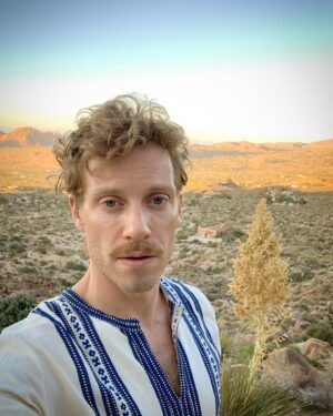 Barrett Foa Instagram - “I’m on the (*rest*) top of the world lookin’ down on creation / and the only explanation I can find / is the love that I found ever since you’ve been around / your love’s put me at the top of the world.”