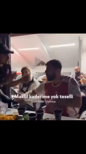 Bartu Küçükçağlayan Instagram - 💛💛 ♥️ ♥️