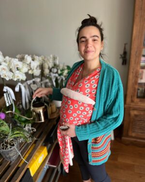 Bartu Küçükçağlayan Instagram - Karım evde çiçekleri sularken bi yandan  koynunda uyuyan kızımız Mevsim’i taşıyor.  Ben, fotorafı çekerken de, saatler sonra şimdi o fotoğrafı buraya koyarken de ikisinin  eşsiz varlığına  bakakalıyorum. Ve çiçekler sulandıkça büyüyor.