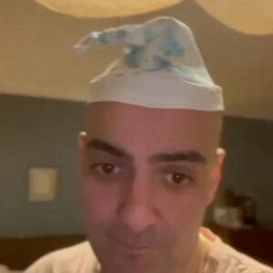 Bartu Küçükçağlayan Instagram - iyi diilim diil iyiim diilim sadece 🤚🏼
