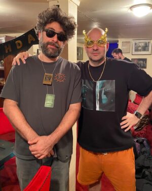 Bartu Küçükçağlayan Instagram - iyi ki doğdun şişman. değişik şeylere aynı anda bayılmaya devam ❤️‍🔥