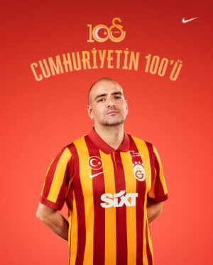 Bartu Küçükçağlayan Instagram - Şu fotoğrafa bakınca Galatasaray’a transfer oldum sanıyorum. Düşlere kapılıyorum ve evet @mauroicardi’nin çektiği bi selfie’deyim; hem de yanımda kimlerleee 🤯💛 ♥️ 

Cumhuriyet’in 100. yılını Galatasaraylı olmanın gururuyla hep birlikte kutlayalım 🥹 

GSStore Bio’daki linkten kaydını oluştur, “Cumhuriyetin 100’ü” filtresini kullanarak 3. forman veya uğurlu Galatasaray forman ile fotoğrafını paylaş 📸
 #Cumhuriyetin100ü @nikefootball @galatasaray @gsstore #işbirliği