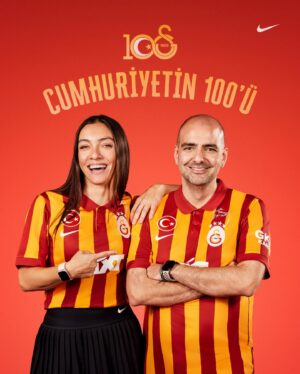 Bartu Küçükçağlayan Instagram - Şu fotoğrafa bakınca Galatasaray’a transfer oldum sanıyorum. Düşlere kapılıyorum ve evet @mauroicardi’nin çektiği bi selfie’deyim; hem de yanımda kimlerleee 🤯💛 ♥️ 

Cumhuriyet’in 100. yılını Galatasaraylı olmanın gururuyla hep birlikte kutlayalım 🥹 

GSStore Bio’daki linkten kaydını oluştur, “Cumhuriyetin 100’ü” filtresini kullanarak 3. forman veya uğurlu Galatasaray forman ile fotoğrafını paylaş 📸
 #Cumhuriyetin100ü @nikefootball @galatasaray @gsstore #işbirliği