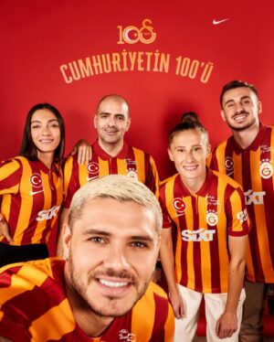 Bartu Küçükçağlayan Instagram - Şu fotoğrafa bakınca Galatasaray’a transfer oldum sanıyorum. Düşlere kapılıyorum ve evet @mauroicardi’nin çektiği bi selfie’deyim; hem de yanımda kimlerleee 🤯💛 ♥️ 

Cumhuriyet’in 100. yılını Galatasaraylı olmanın gururuyla hep birlikte kutlayalım 🥹 

GSStore Bio’daki linkten kaydını oluştur, “Cumhuriyetin 100’ü” filtresini kullanarak 3. forman veya uğurlu Galatasaray forman ile fotoğrafını paylaş 📸
 #Cumhuriyetin100ü @nikefootball @galatasaray @gsstore #işbirliği