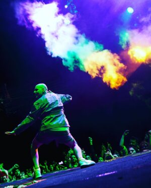 Bartu Küçükçağlayan Instagram - konserlerin yüzlerce duyguyu bana yaşatabiliceğini eskiden bilmiyomuşum, çıkıp çalıyoruz sanıyodum . 10 sene önce bu kadar geniş ve derin rüyaların bi parçası olucağımın hayalini bile kurmamıştım, her seferinde şaşkınım. sağol @buyuk_ev_ablukada  sağol yavrum sçs 💓. 📸 @aysegulkaracan 👚 @gulcincengel