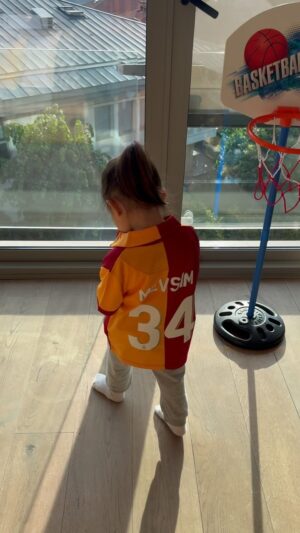 Bartu Küçükçağlayan Instagram - Ben gerçekten çocuğuna zorla forma giydiren o baba değilim. tamam evde iki gündür formayla dolaşıyorum ama yani. ‘Galatasaray’ adını  bile ben öğretmedim tamam her yerde Galatasaray diye bağrılıyo iki gündür ama yani gerçekten ben o baba diilim ama Galatasaray o takım!!! 🧿