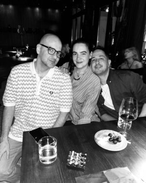 Bartu Küçükçağlayan Instagram - karımın anneler gününü kutlicaktım burdan,  bu ayki en güzel fotoğrafımızda @sarpapak  karede bi şekilde  onu kessem mi filan derken aklım çok karıştı, karımın anneler gününü mevsim mi kutlamalı ben anneminkini mi kutlamalıyım. @bengiapak  ve sarpın annesi aynı gün doğmuştu filan bunları hatırlarken konsere gidiyorum. sarp apak’ın annesinin geçmiş doğum gününü kutlasam?