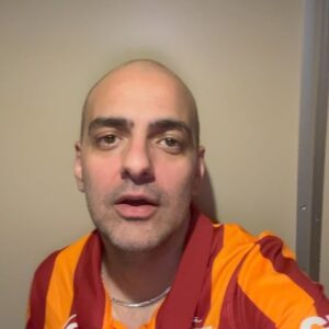 Bartu Küçükçağlayan Instagram - karımın anneler gününü kutlicaktım burdan,  bu ayki en güzel fotoğrafımızda @sarpapak  karede bi şekilde  onu kessem mi filan derken aklım çok karıştı, karımın anneler gününü mevsim mi kutlamalı ben anneminkini mi kutlamalıyım. @bengiapak  ve sarpın annesi aynı gün doğmuştu filan bunları hatırlarken konsere gidiyorum. sarp apak’ın annesinin geçmiş doğum gününü kutlasam?