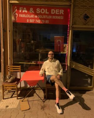 Bartu Küçükçağlayan Instagram - karımın anneler gününü kutlicaktım burdan,  bu ayki en güzel fotoğrafımızda @sarpapak  karede bi şekilde  onu kessem mi filan derken aklım çok karıştı, karımın anneler gününü mevsim mi kutlamalı ben anneminkini mi kutlamalıyım. @bengiapak  ve sarpın annesi aynı gün doğmuştu filan bunları hatırlarken konsere gidiyorum. sarp apak’ın annesinin geçmiş doğum gününü kutlasam?