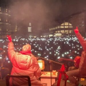 Bartu Küçükçağlayan Instagram - 10 bin küsür kişiye yağmur altında hiç unutmayacağım  bi konser verdik @muzegazhane’de. şimdi eve geldim çamaşır asıyorum, bi yandan karımla; kızımız emzik kullanmalı mı kullanmamalı mı onu tartışıyoruz. kısacası mütiş bi gün 🌺 edit: ay sesini becerememişim vidyonun 🤦🏼‍♂️olsun. hangi şarkı çalıyo bilen ilk 5 bin kişiye mutluluklar diliyorum.