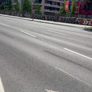 Bartu Küçükçağlayan Instagram - karımın anneler gününü kutlicaktım burdan,  bu ayki en güzel fotoğrafımızda @sarpapak  karede bi şekilde  onu kessem mi filan derken aklım çok karıştı, karımın anneler gününü mevsim mi kutlamalı ben anneminkini mi kutlamalıyım. @bengiapak  ve sarpın annesi aynı gün doğmuştu filan bunları hatırlarken konsere gidiyorum. sarp apak’ın annesinin geçmiş doğum gününü kutlasam?