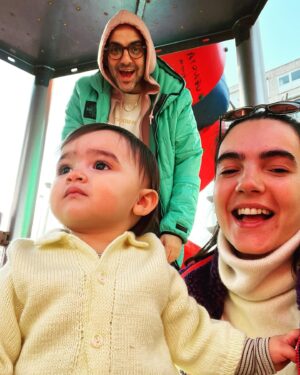 Bartu Küçükçağlayan Instagram - Küçükçağlayan adliyesi olarak 2022’den memnun kaldık. Mutlu umutlu bir 2023 diliyoruz, şey bir de düzenli gece uykuları 🤞🏻