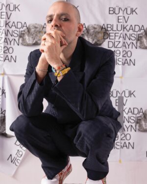 Bartu Küçükçağlayan Instagram - bir ay ayın sonunda elektrikli bi şekilde iki gece sahnedeyim. önüme çıkanla dans ederim!

Fotolar @nulookmagazine magazine’den
Genel Yayin Yonetmeni: @unerzeynep
Yazi: @elifkey_
Fotograflar: @adlinmesut
Moda Editoru: @bedirhantasc
Yazi Isleri Müdürü: @aykun_
Kreatif Direktör: @ulaseeryavuz
Görsel Yönetmen: @brnkrtn
Prodüktör ve Marka Müdürü: @yesimyasar
Sag ve Makyaj: @sebenersoy
Sanat Yönetmeni: @yesimyesilcimen
Isik Sefi: @omerraufaksoy
Fotograf Asistani: @mansurturkistani Moda Editörü Asistani: @dilaraceribas
Stüdyo ve ekipmanlar: @digioneplus