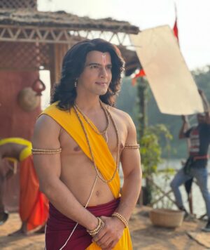 Basant Bhatt Instagram - Ram Siya Ram 🙏
Come join me on this beautiful journey of “Shreemad Ramayan”
Where some of the most talented people have come together to bring this epic story of Ramayan for you all to relive with us ✨
@thakursumitofficial @amolsurve1 @loknath.pandey @kamalmonga_ @sid_tewatiya @sktorigins @rahultewary @sonytvofficial @swastikproductions @shibapriya__sen_sational