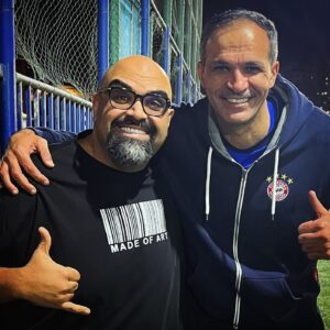 Bashar Al-Jazzaf Instagram - صورة لها تاريخ جميل مع الكابيتانو اللاعب الدولي و حارس المرمى لنادي الكويت و المنتخب الوطني السابق اللاعب خالد الفضلي .. دردشه سريعه و سوالف ممتعه عن كرة القدم .. صدفه جميله لازم تتكرر ان شاء الله 🤍🌹🤍🌹

@khalidalfadli