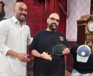 Bashar Al-Jazzaf Instagram - تكريم المحامي الاخ العزيز حسين بن شيبه لفريق مسرحية جريمة في العاصمه .. اولا كلمة شكرا لا توفيك حقك يا بوعلي و لكرم اخلاقك الجميله العاليه .. ثانيا اعتقد محاوله مواساتي بعد ما انكسر درعي منك و من مبارك بائت بالفشل 😂😂😂😂

يعطيك العافيه بوعلي و كثر الله خيرك و دائما محرجنا بأخلاقك الكريمة .. شكرا جزيلا جدا 🌹🌹

@lawyer_hussain @mubarak_almanea