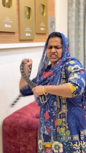 Basheer Bashi Instagram - Adichu Keri Vaa 💪🏻 Challenge Accepted 🥵🤣

Edit - @shinajjaleel_editor 

#comedy #challenge #husbandandwife #funny #basheerbashi