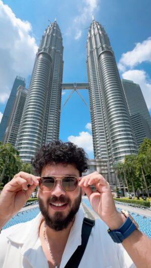 Basheer Bashi Instagram - Eppa sheriyaaki tharam 😜🤣 Petronas Twin Towers, Kuala Lumpur, Malaysia 🇲🇾 

#petronas #twintower #kualalumpur #malaysia #comedy #funny #basheerbashi