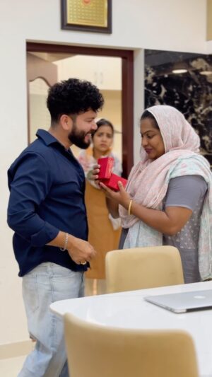 Basheer Bashi Instagram - She Surprised Me 🥵🤣

Concept - @shinajjaleel_editor 

#surprise #comedy #funny #trending #husbandandwife #couplegoals #basheerbashi