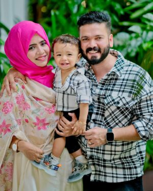 Basheer Bashi Instagram - “Happy 6th anniversary to the love of my life! With each passing year, my love for you grows stronger. Here’s to many more years of laughter, love, and happiness together. I am so grateful to have you by my side.” Love You Nando Bangaar Penjaayiii 💋👰🏻‍♀️❤️ Mwaaaahhh 💋👰🏻‍♀️❤️