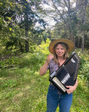 Basia Bulat Instagram - When your baby’s napping and @woodandrewspei sends you to go rehearse your folk songs in the bushes 💚😆🌸