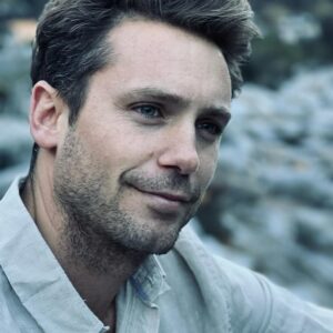 Bastian Baker Instagram - Three things you should know about me, i love cold plunge bath in our Swiss lakes, I never had a computer (merci @mydudeness d’en avoir filmé la preuve) @coeurrts and I love reading, even more around this time of the year! Suggestions welcome 😉
