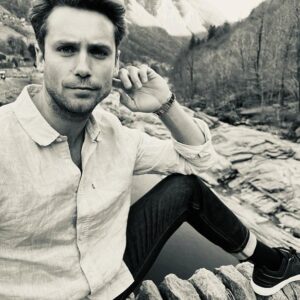 Bastian Baker Instagram - Three things you should know about me, i love cold plunge bath in our Swiss lakes, I never had a computer (merci @mydudeness d’en avoir filmé la preuve) @coeurrts and I love reading, even more around this time of the year! Suggestions welcome 😉