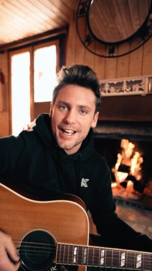Bastian Baker Instagram - « Everything we do » from the « Facing canyon »album. In its acoustic version, by the fire in our place in the mountains in Switzerland! One of my favorite places to play guitar and sing!! Tag someone you would want to share this moment with, sitting here, sipping on hot tea listening to music all evening, forgetting about the outside world! Tickets for the acoustic tour available in the link in bio! We just added shows so if you’re new here, go have a look 🤩 Moment captured by @justmikewolf