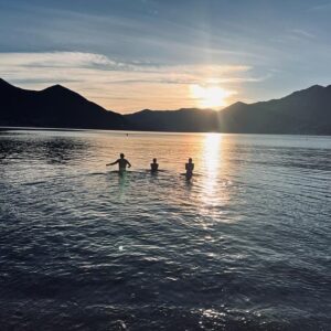Bastian Baker Instagram - Three things you should know about me, i love cold plunge bath in our Swiss lakes, I never had a computer (merci @mydudeness d’en avoir filmé la preuve) @coeurrts and I love reading, even more around this time of the year! Suggestions welcome 😉