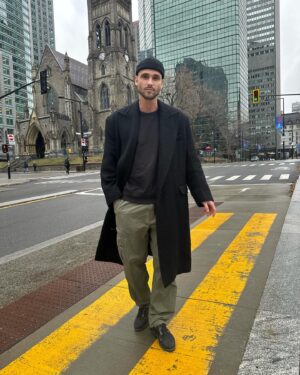 Bastien Grimal Instagram - Hello Quebec ❤️🇨🇦🍁 
Personne a encore trouvé pourquoi je suis là.
Qui a une idée?

🥼 @thefrankieshop 
👖 @carhartt_europe 
👞 @timberland_eu 
👕 @adidasparis

Merci pour la photo @killianchg 🙏🏼 (ptain tout le monde est cool ici)