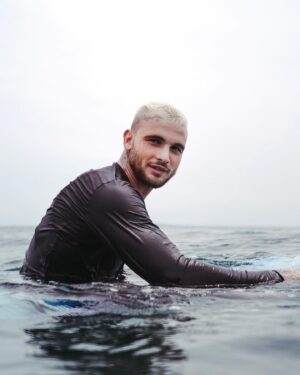 Bastien Grimal Instagram - ENFIN les premières images de surf à Bali😅🏄🏼‍♂️🥰 par @leamzn