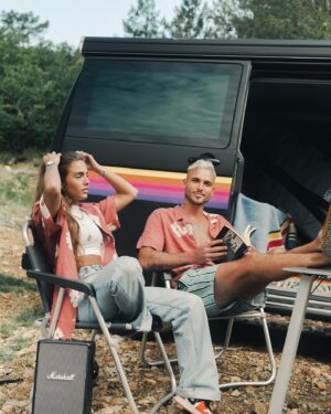 Bastien Grimal Instagram - 🎁CONCOURS 🎁
Pour gagner un WEEK END en VAN pour 2 personnes et mon livre dédicacé:
- Like ce post
- Follow @jules 
- tag ton invité(e)
Mon invitée c’était @ac.valles cquon va smettre
📸 @hugocryl