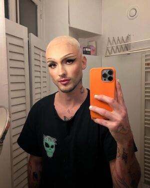 Bastien Grimal Instagram - Nouvelle année nouvelle vie, bon réveillon vous m’avez régalé en 2022, je penserai à vous à minuit ❤️✨