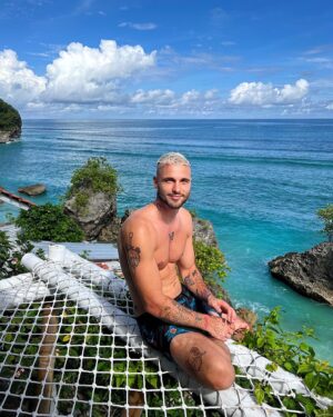 Bastien Grimal Instagram - Et voilà c’est fini. Wow. Enorme coup de coeur pour Bali ❤️ j’ai le coeur noué 😢💕
Cette fin de séjour à @villa_deeksha_bali était un rêve 🏄🏼‍♂️🐒🌴