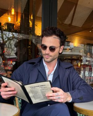 Bastien Grimal Instagram - Quand j’ai rien à faire je mets mes @hawkersco , un costume, et je cherche la/les femme/s de ma vie.

*collaborationcommerciale