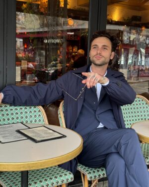 Bastien Grimal Instagram - Quand j’ai rien à faire je mets mes @hawkersco , un costume, et je cherche la/les femme/s de ma vie.

*collaborationcommerciale