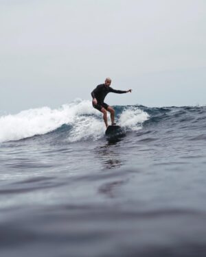 Bastien Grimal Instagram - ENFIN les premières images de surf à Bali😅🏄🏼‍♂️🥰 par @leamzn