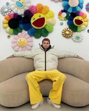 Bastien Grimal Instagram - Un peu de couleur dans ce sombre monde? 🌈🎨

🧥 @kway_official 
🦺 @scuffers.co 
👖 @scuffers.co 
🎨 @perrotin