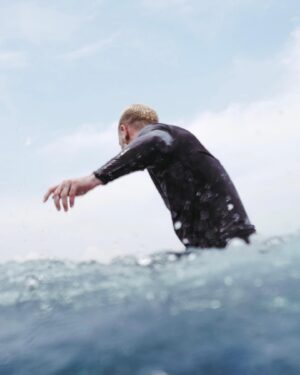 Bastien Grimal Instagram - ENFIN les premières images de surf à Bali😅🏄🏼‍♂️🥰 par @leamzn