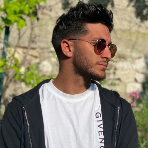 Bastien Muñez Instagram - Pas de légende cette fois ci. J’hésitais entre la photo 1 et 2 🤷🏻‍♂️ ! 
Donnez moi votre avis en commentaire 🙏🏽😂❤️ !!
.
#choice #picture #france #sun