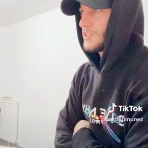 Bastien Muñez Instagram - RESTEZ CHEZ VOUS !! Bon courage a tous les confinés, c’est pas forcément évident mais pensez surtout à ceux qui aimeraient être à votre place, en bonne santé dans une maison avec à boire, à manger, la tv et tout le reste, pensez à tout ce personnel médical qui rêverait de passer une journée entière sur son canapé à se reposer !! FORCE À TOUS 💪🏼❤️ ! Soyez solidaires !
.
#tiktok #corona #covid_19 #world #war #trial