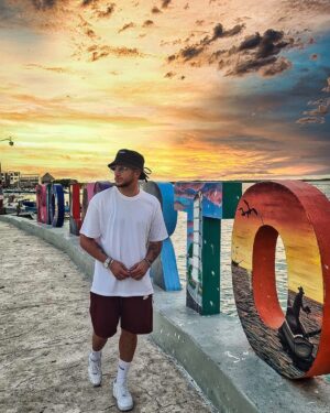 Bastien Muñez Instagram - Je crois que je rentre plus les amis ☀️😍 ! 
Petite visite aujourd’hui à Rio Lagartos avec un couché de soleil incroyable, voir los Flamingos y los cocodrilos ! Maintenant direction Tulum 🥰 !! 
.
@airfrance 
#mexico #travel #sunset #rioslagartos #binome #friends