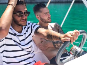 Bastien Muñez Instagram - @sandrokohlanta un Joyeux anniversaire mon reuf !!! Quoi de mieux pour créer des liens incassables que cette aventure par laquelle nous avons commencé ? Un compère d’aventure devenu ami ! Je t’aime mon frère ❤️💪🏼 !! Encore un joyeux anniversaire et longue vie 🥳 !!
.
#birthday #friend #friends #family #sea #boat #adventure #kohlanta